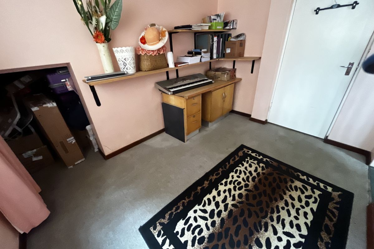 Immaculate Family Residence in Sought-After Montrose 🌟 - Photo 4