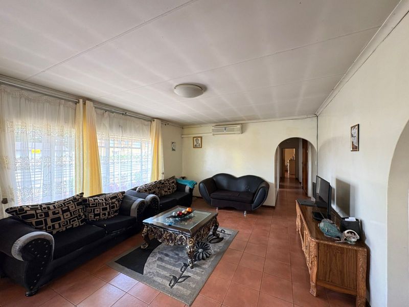 Spacious Family Home with Great Potential - Photo 4