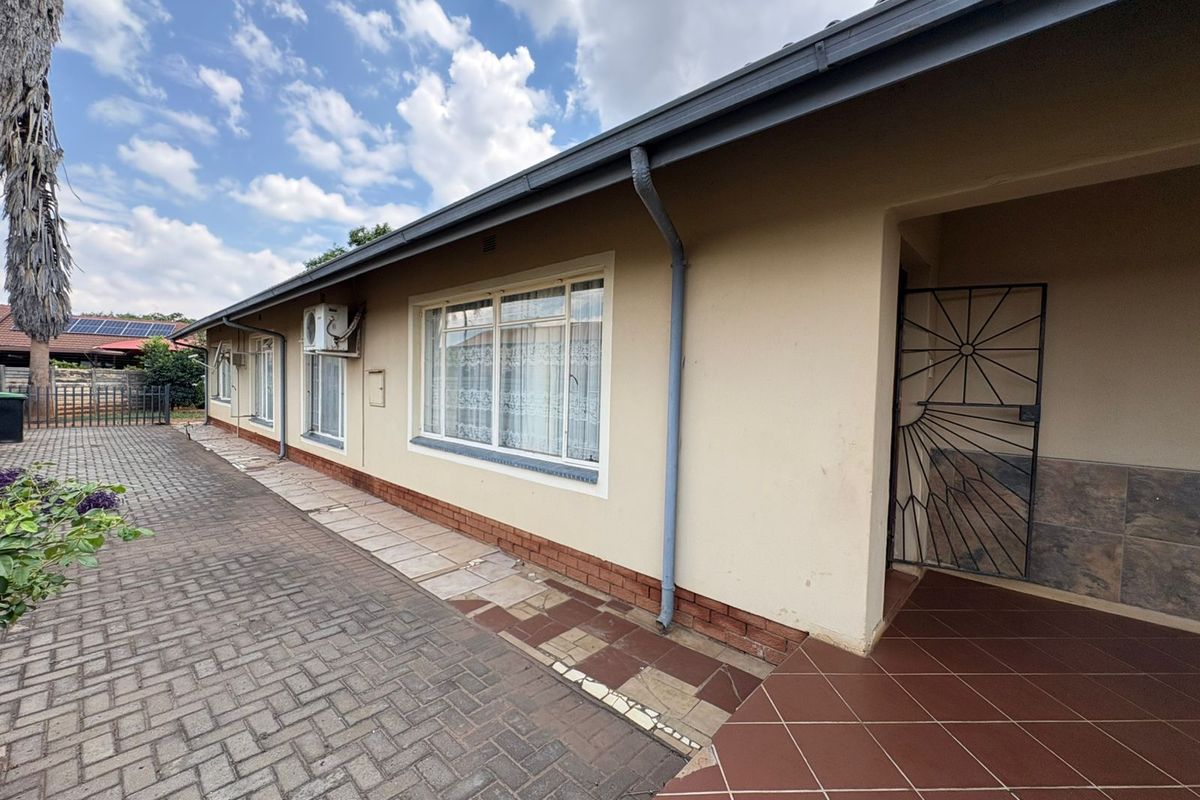 Spacious Family Home with Great Potential - Photo 3