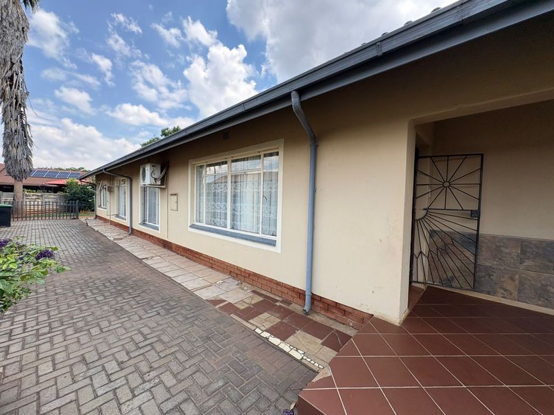 Spacious Family Home with Great Potential - Photo 3