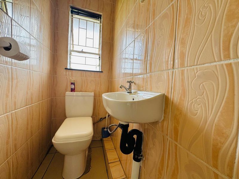 Secure Estate Living Within Walking Distance of the Main Shopping Centre - Photo 10