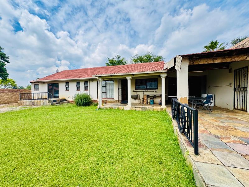 Secure Estate Living Within Walking Distance of the Main Shopping Centre - Photo 8