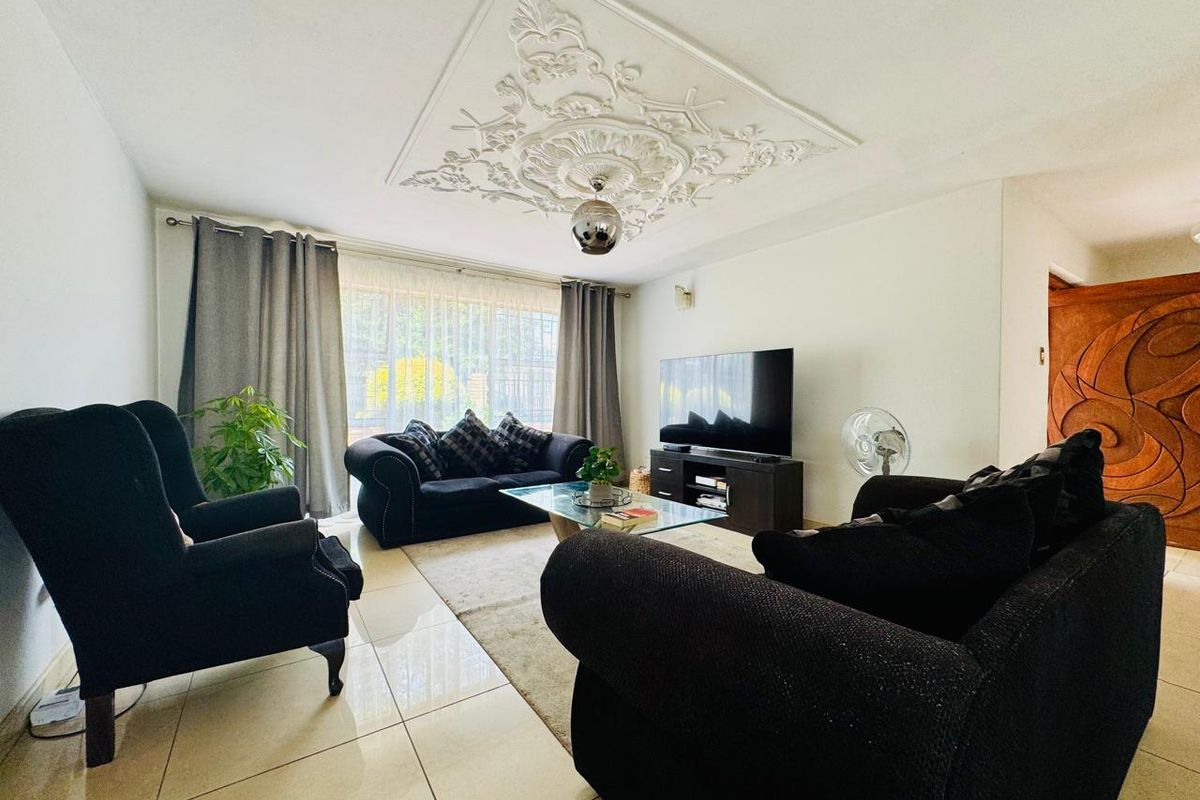 Secure Estate Living Within Walking Distance of the Main Shopping Centre - Photo 2