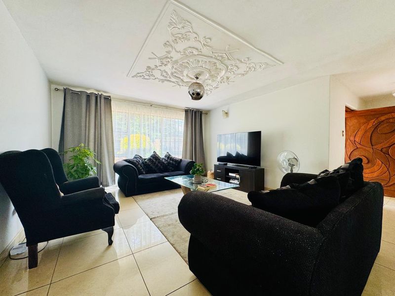 Secure Estate Living Within Walking Distance of the Main Shopping Centre - Photo 2