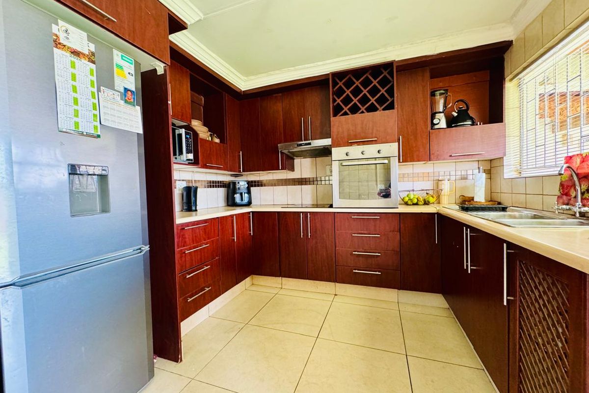 Secure Estate Living Within Walking Distance of the Main Shopping Centre - Photo 5