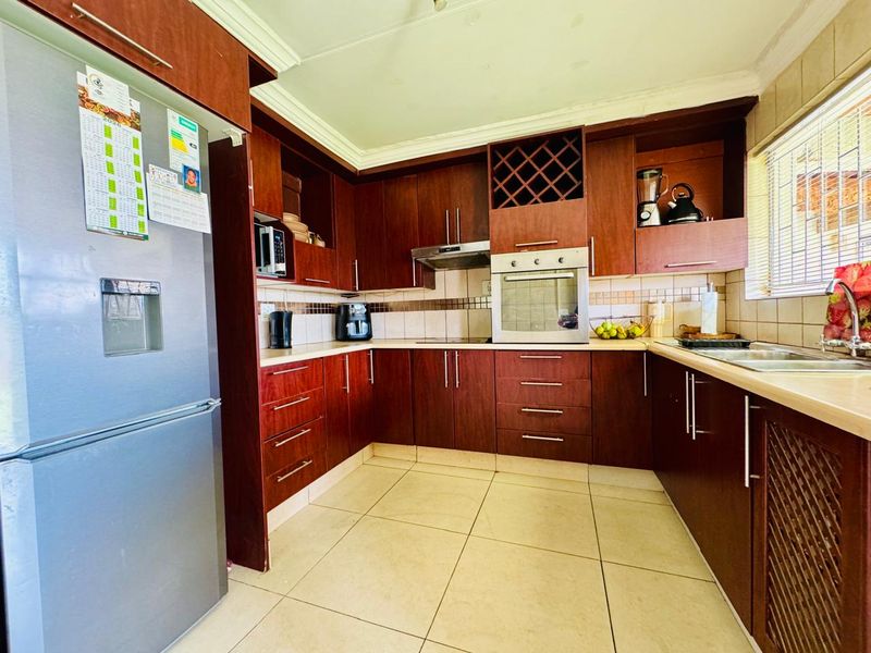 Secure Estate Living Within Walking Distance of the Main Shopping Centre - Photo 5