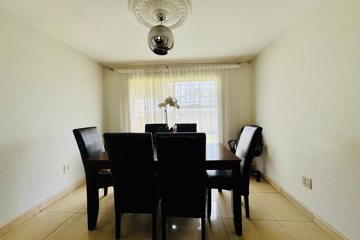 Secure Estate Living Within Walking Distance of the Main Shopping Centre - Photo 3