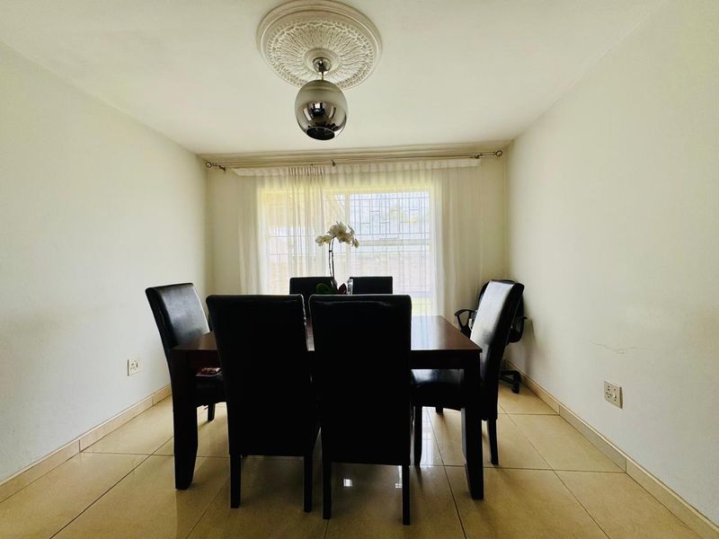 Secure Estate Living Within Walking Distance of the Main Shopping Centre - Photo 3