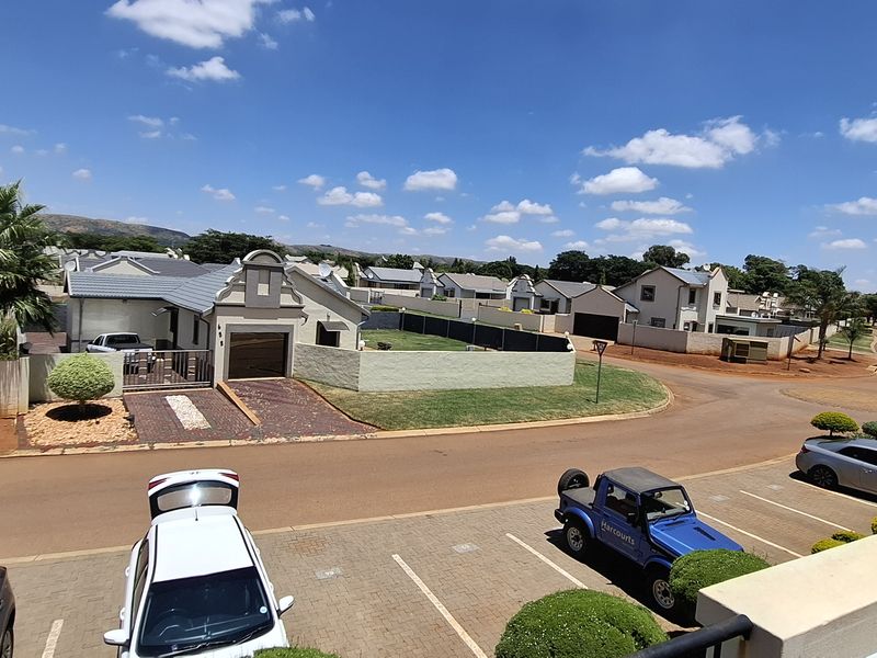 Very neat first floor apartment in sought-after complex - Photo 6