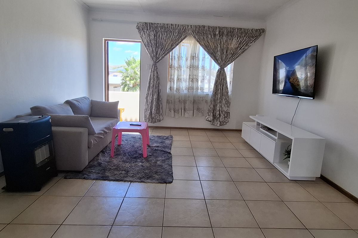 Very neat first floor apartment in sought-after complex - Photo 3