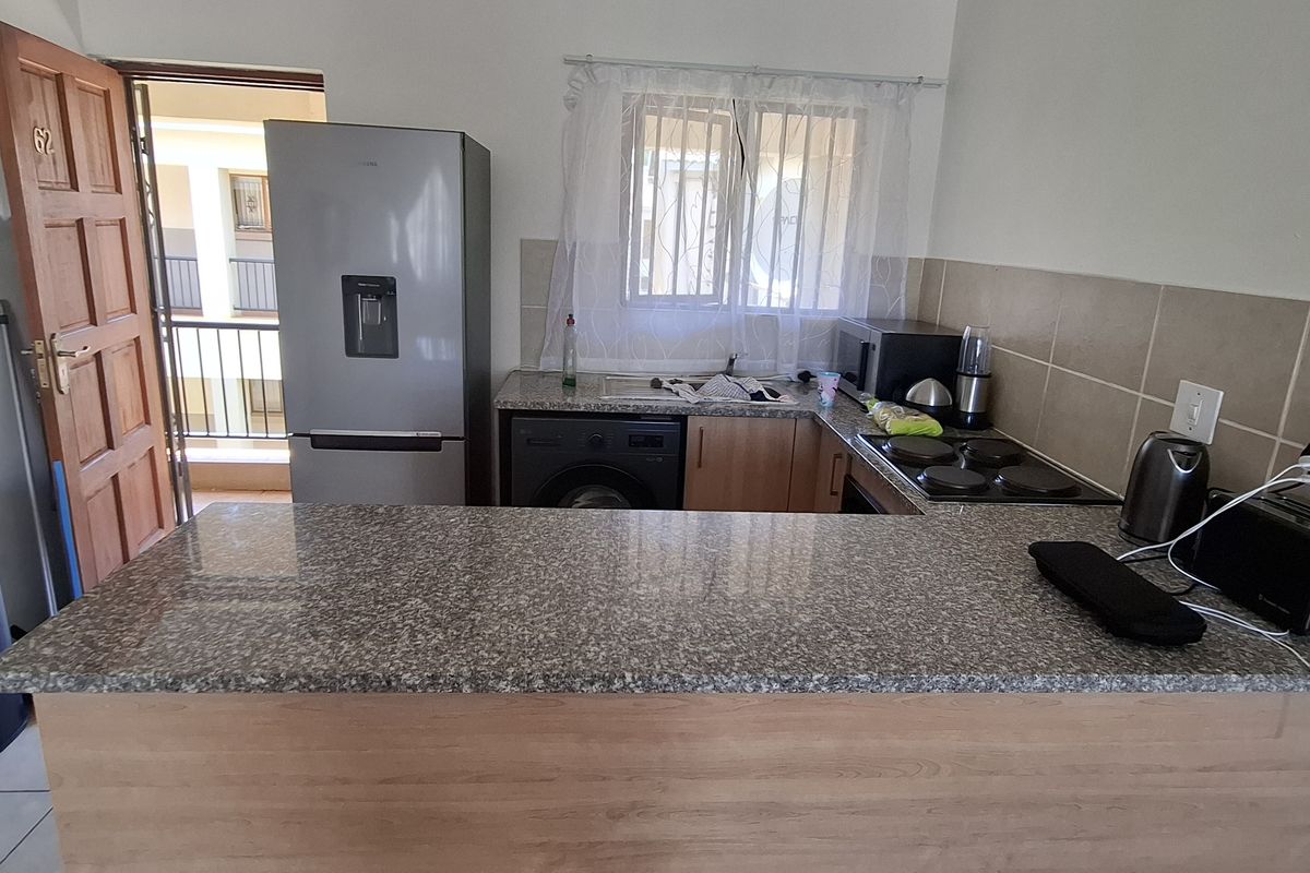 Very neat first floor apartment in sought-after complex - Photo 4