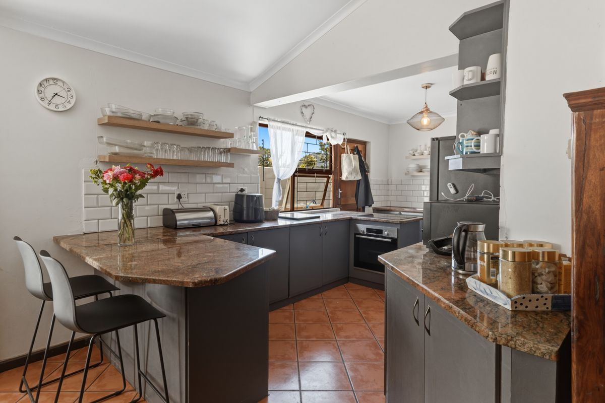 Comfort, Class, Coastal Living! - Photo 4