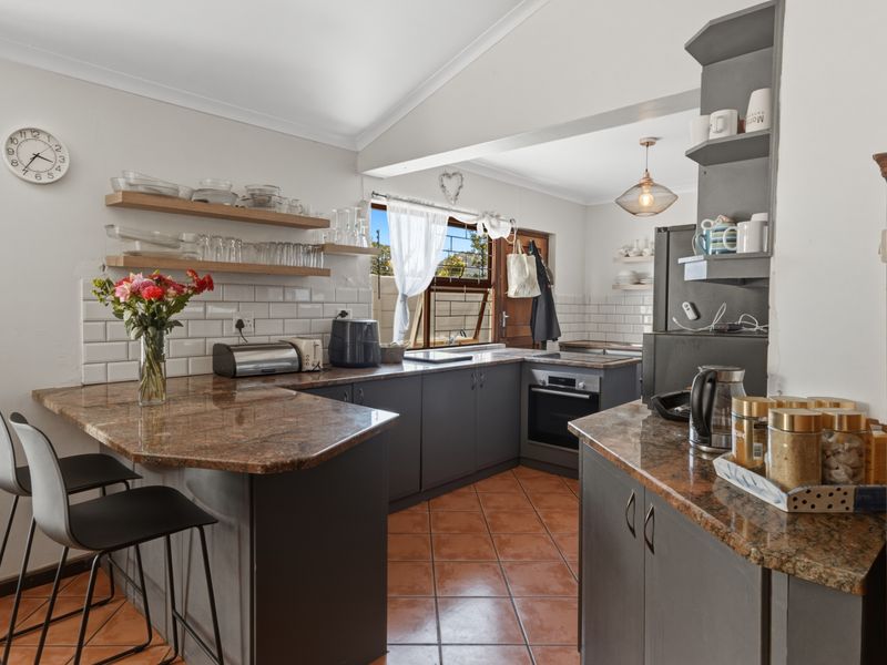 Comfort, Class, Coastal Living! - Photo 4