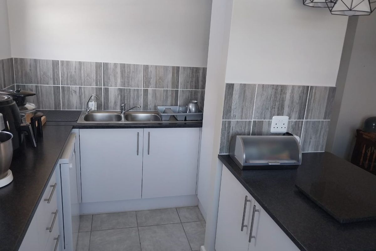 Perfect Starter or investment Townhouse in prestigious Lorraine - Photo 4