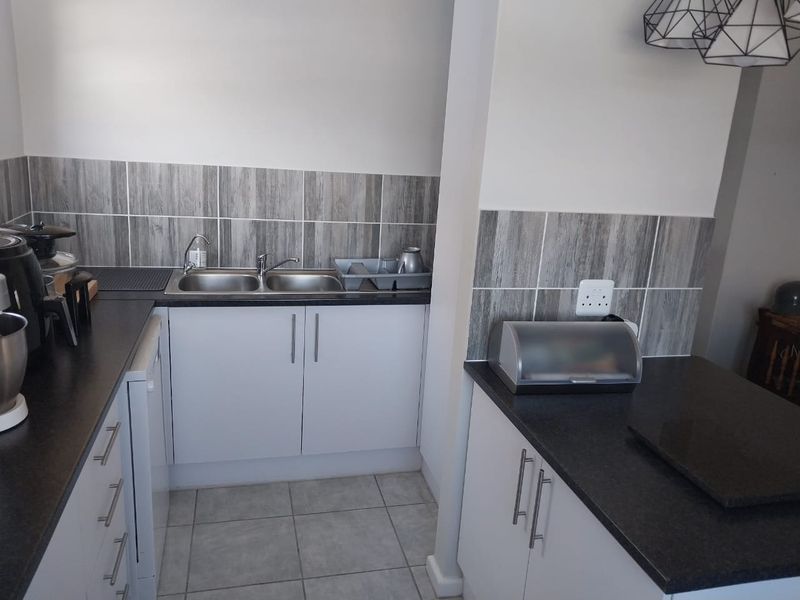 Perfect Starter or investment Townhouse in prestigious Lorraine - Photo 4