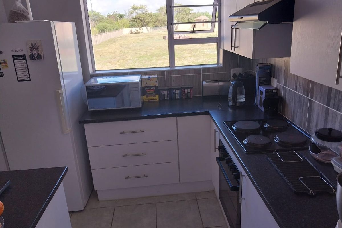 Perfect Starter or investment Townhouse in prestigious Lorraine - Photo 3