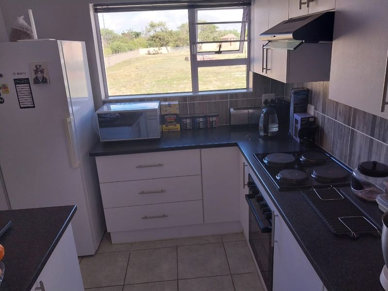 Perfect Starter or investment Townhouse in prestigious Lorraine - Photo 3