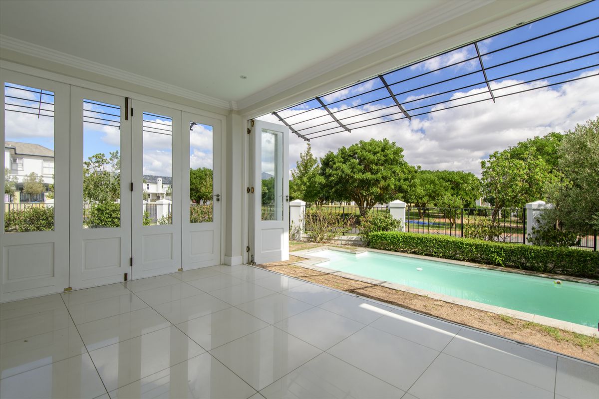 Sun-Drenched Sophisticated Four-Bedroom Home - Photo 3