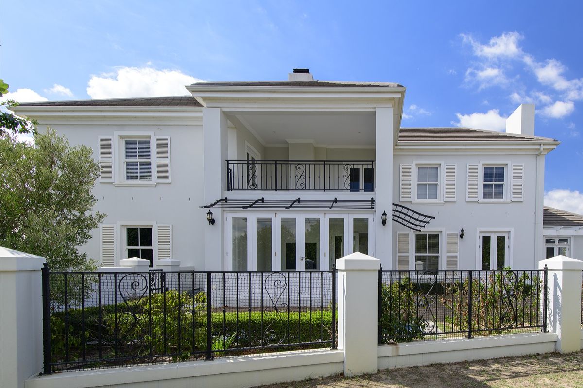 Sun-Drenched Sophisticated Four-Bedroom Home - Photo 5