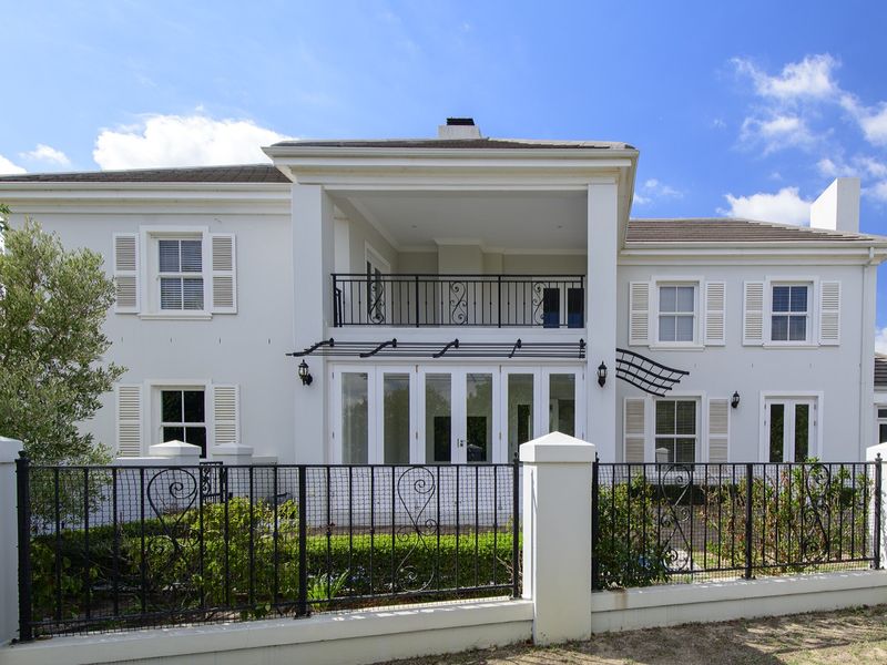 Sun-Drenched Sophisticated Four-Bedroom Home - Photo 5