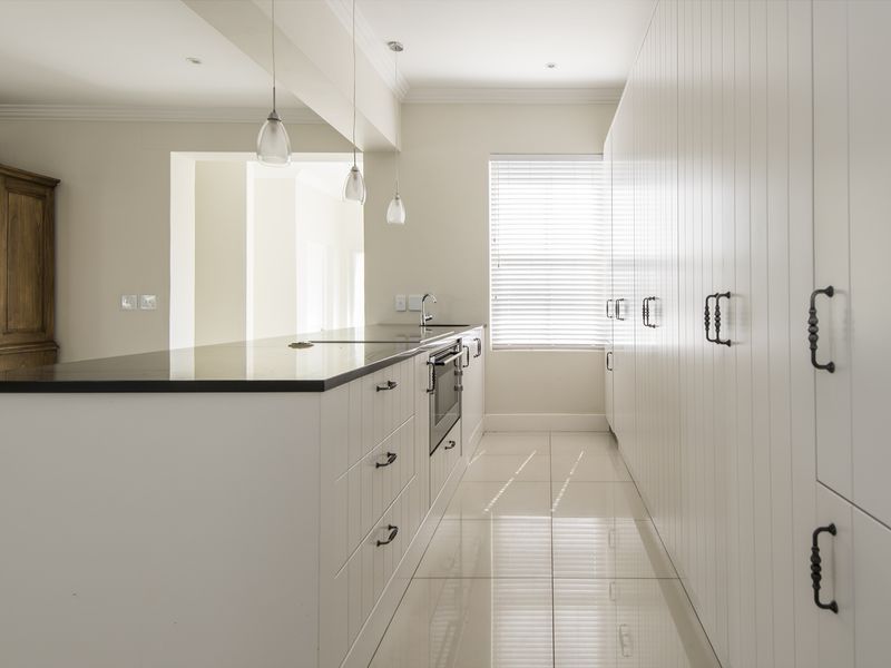 Sun-Drenched Sophisticated Four-Bedroom Home - Photo 10