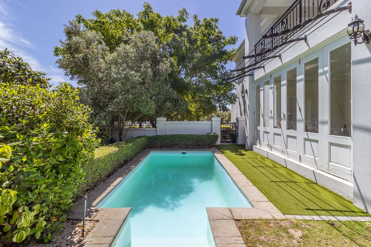 Sun-Drenched Sophisticated Four-Bedroom Home - Photo 2