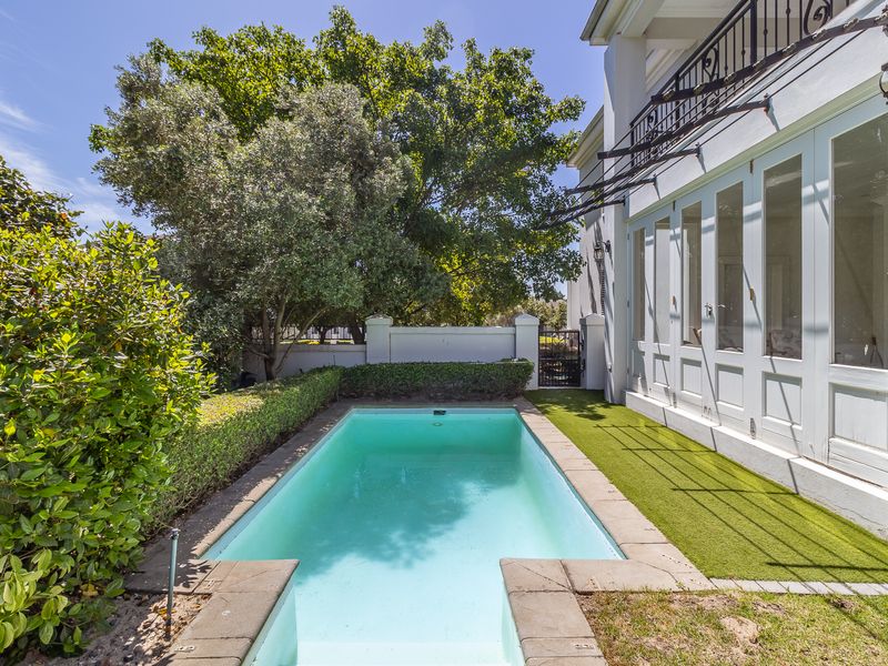 Sun-Drenched Sophisticated Four-Bedroom Home - Photo 2