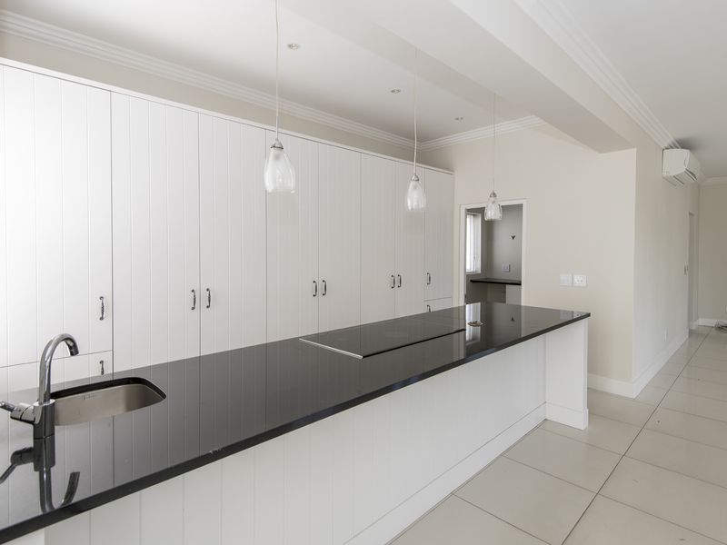 Sun-Drenched Sophisticated Four-Bedroom Home - Photo 9