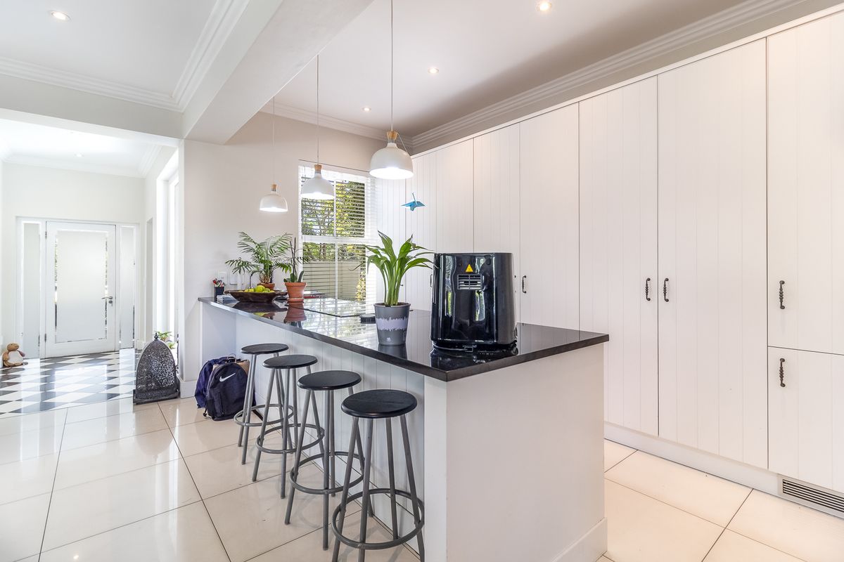 Sun-Drenched Sophisticated Four-Bedroom Home - Photo 4