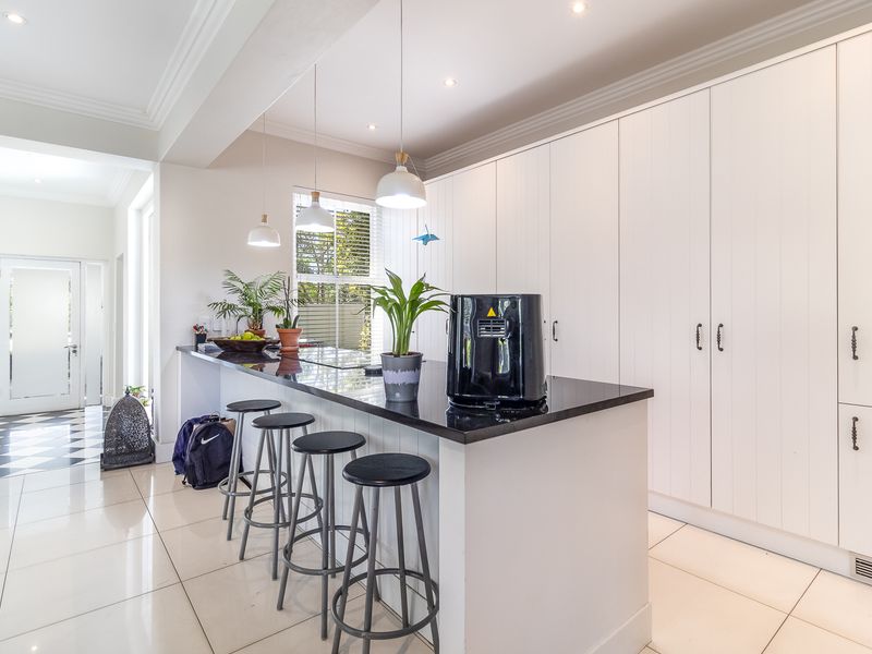 Sun-Drenched Sophisticated Four-Bedroom Home - Photo 4