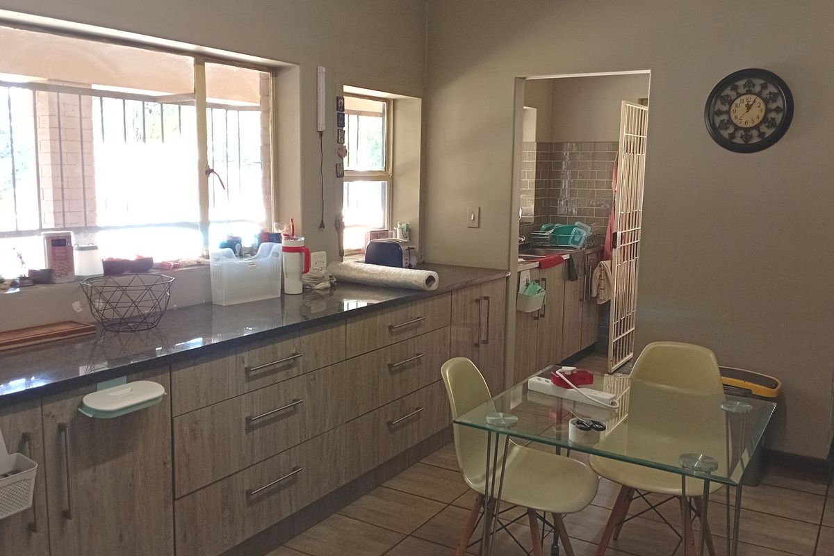 Spacious Family Living with Exceptional Versatility and Entertaining Charm - Photo 5