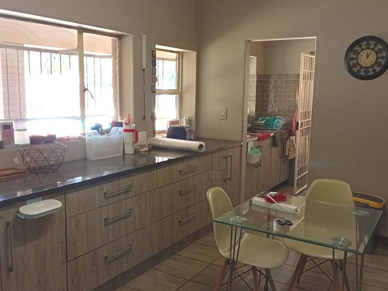 Spacious Family Living with Exceptional Versatility and Entertaining Charm - Photo 5