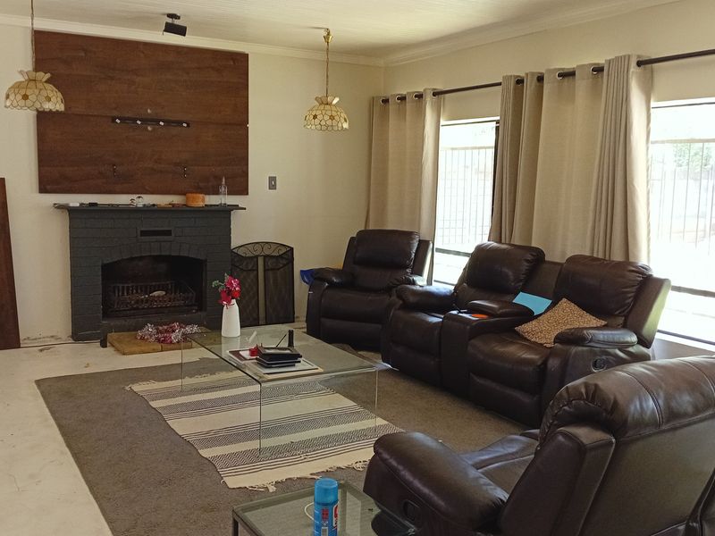 Spacious Family Living with Exceptional Versatility and Entertaining Charm - Photo 9