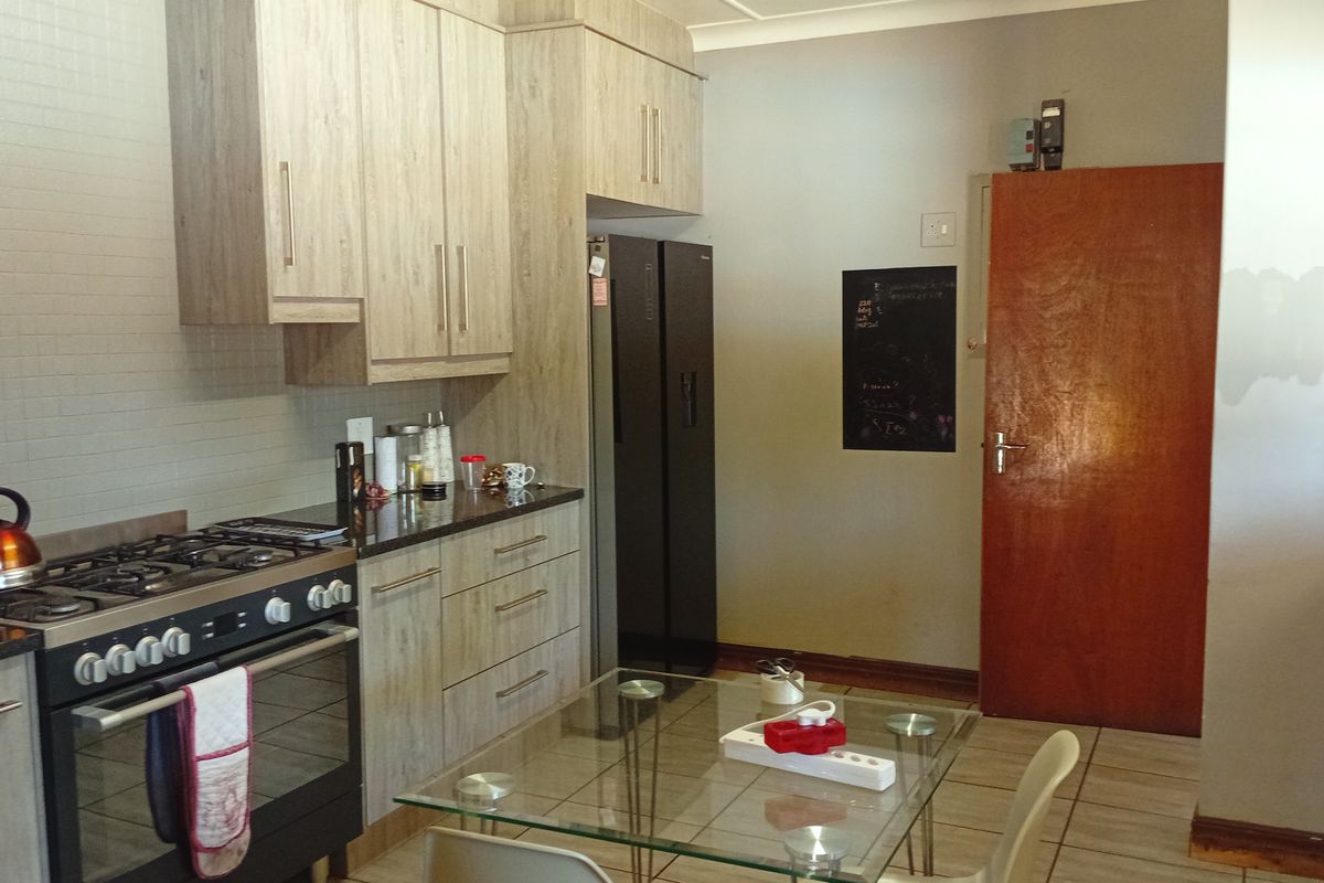 Spacious Family Living with Exceptional Versatility and Entertaining Charm - Photo 4