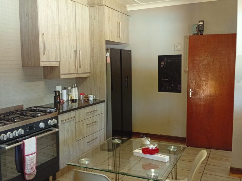 Spacious Family Living with Exceptional Versatility and Entertaining Charm - Photo 4