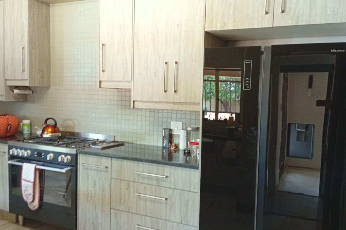 Spacious Family Living with Exceptional Versatility and Entertaining Charm - Photo 3