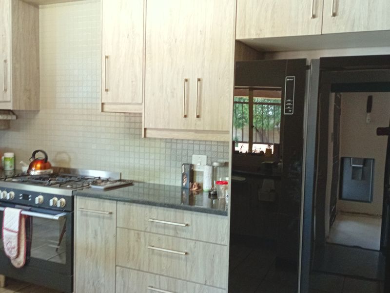 Spacious Family Living with Exceptional Versatility and Entertaining Charm - Photo 3