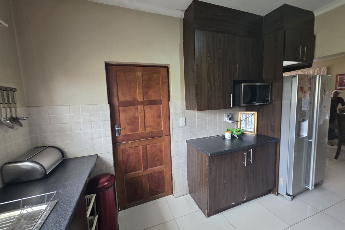 Modern Security Estate Living with Balconies, Built-in Braai & Airconditioning Throughout - Photo 5