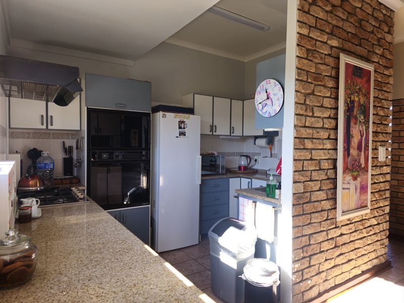 Elegant Coastal Retreat with Sweeping Stilbaai Views - Photo 7