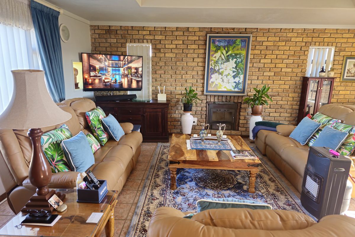 Elegant Coastal Retreat with Sweeping Stilbaai Views - Photo 3