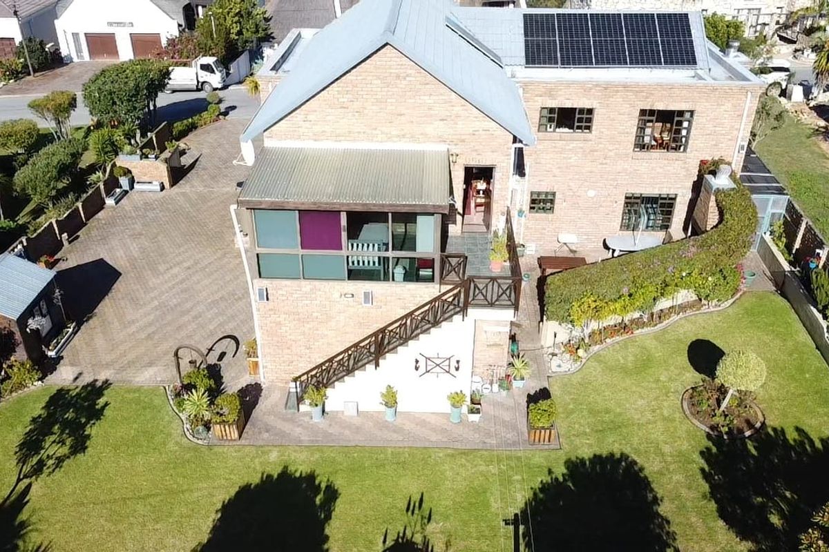 5 Bedroom House For Sale in Stilbaai Wes - Photo 5