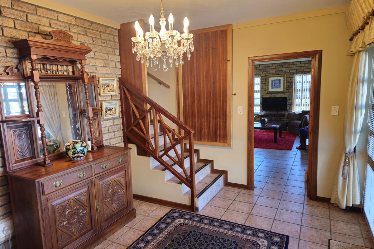 Elegant Coastal Retreat with Sweeping Stilbaai Views - Photo 5