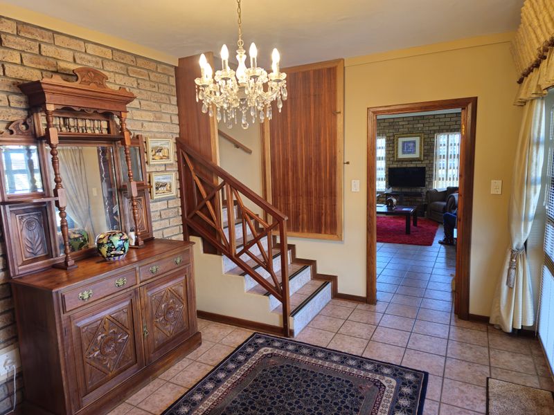 Elegant Coastal Retreat with Sweeping Stilbaai Views - Photo 5