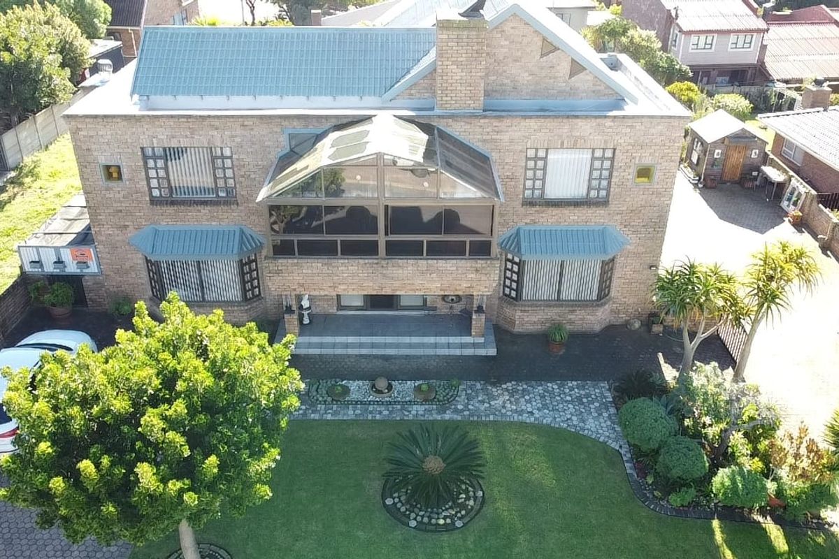 5 Bedroom House For Sale in Stilbaai Wes - Photo 3