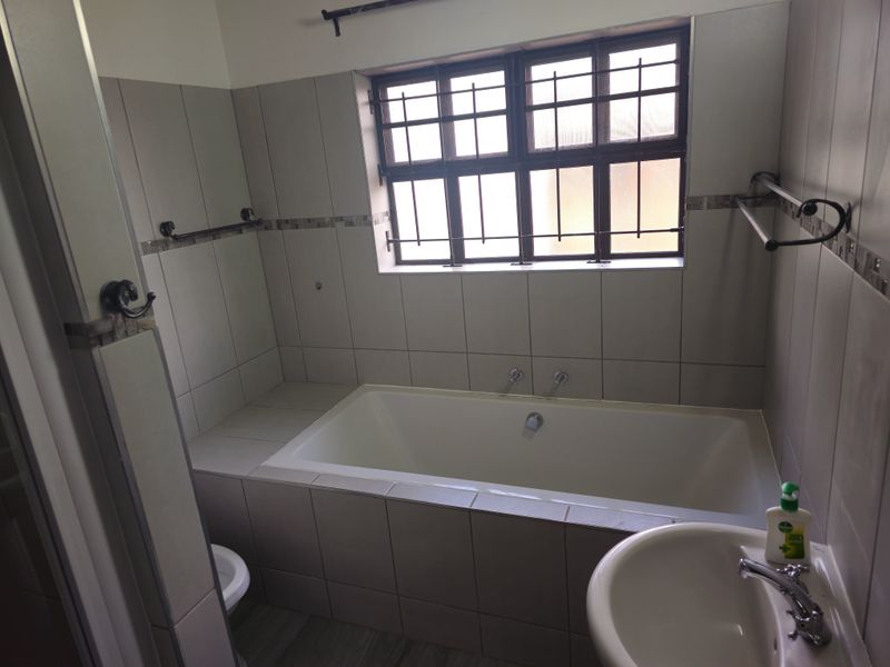 Stylish North-Facing Townhouse with Heated Splash Pool - Riversdale, Langezight Complex - Photo 8