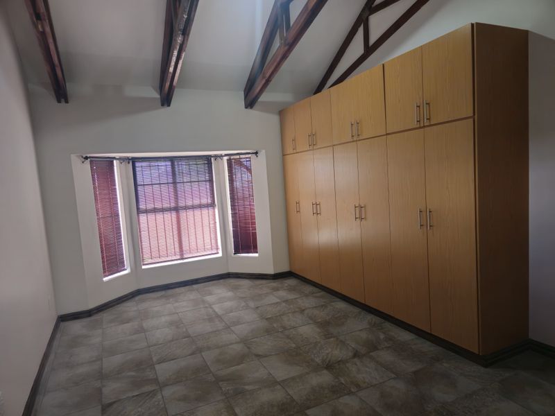 Stylish North-Facing Townhouse with Heated Splash Pool - Riversdale, Langezight Complex - Photo 7