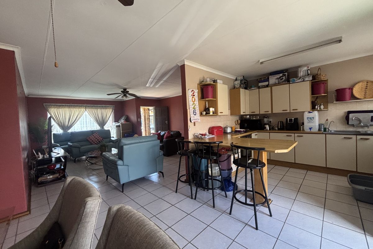 Short Walk to nearby schools and Shopping centre - Photo 2