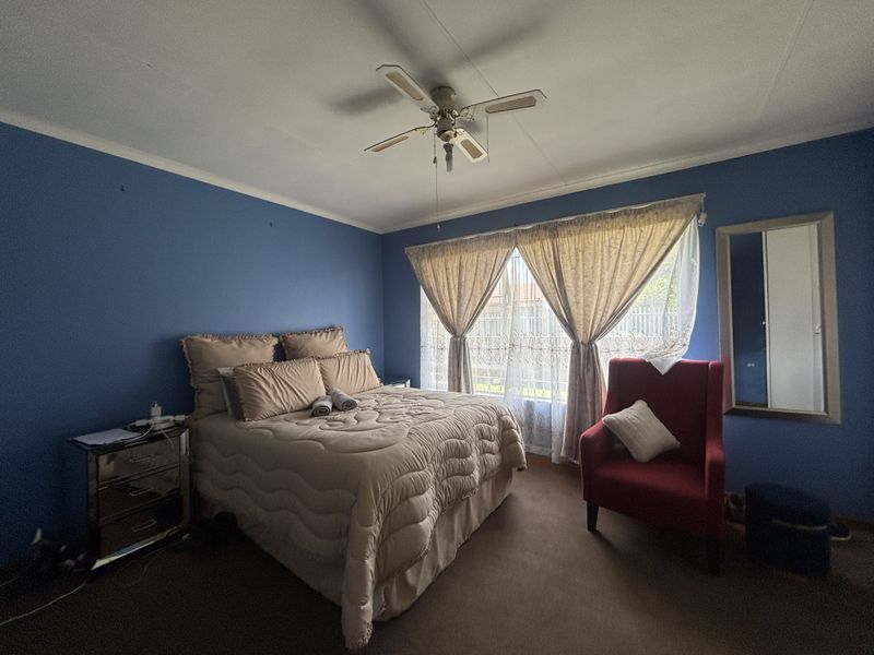 Short Walk to nearby schools and Shopping centre - Photo 4