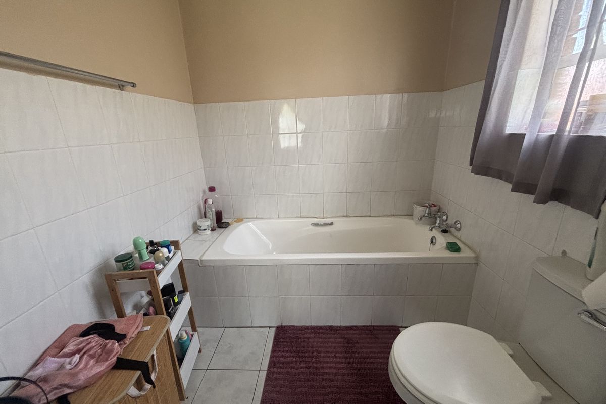 Short Walk to nearby schools and Shopping centre - Photo 5