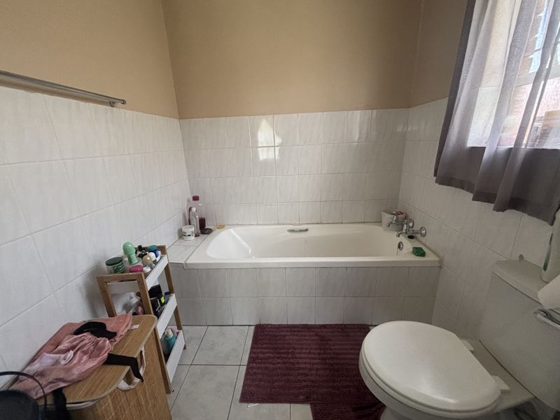 Short Walk to nearby schools and Shopping centre - Photo 5